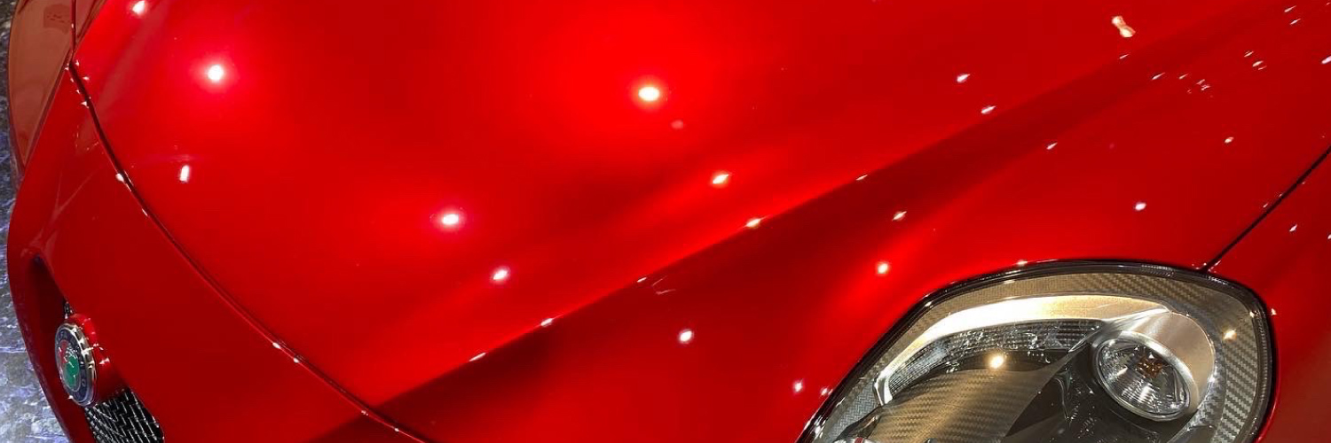輝くボディの赤いスポーツカー