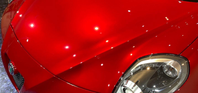 輝くボディの赤いスポーツカー